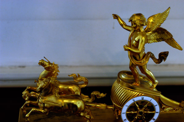 Chariot clock from a castle in Berlin1/20 sec at f / 2.4